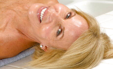 Enticing american blond aged Erica Lauren in panties loves some hot foot fetish 