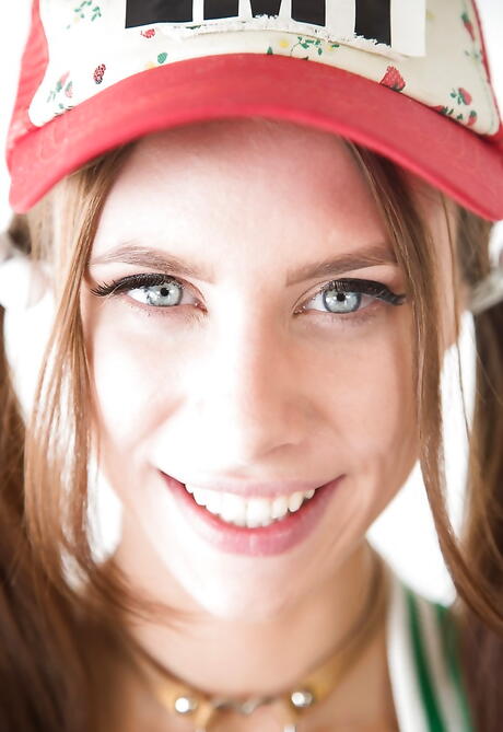 Stunning american dark hair young Anya Olsen likes foot fetish 